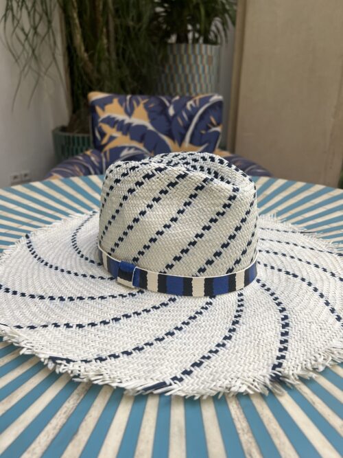THE STRAW WHITE & BLUE